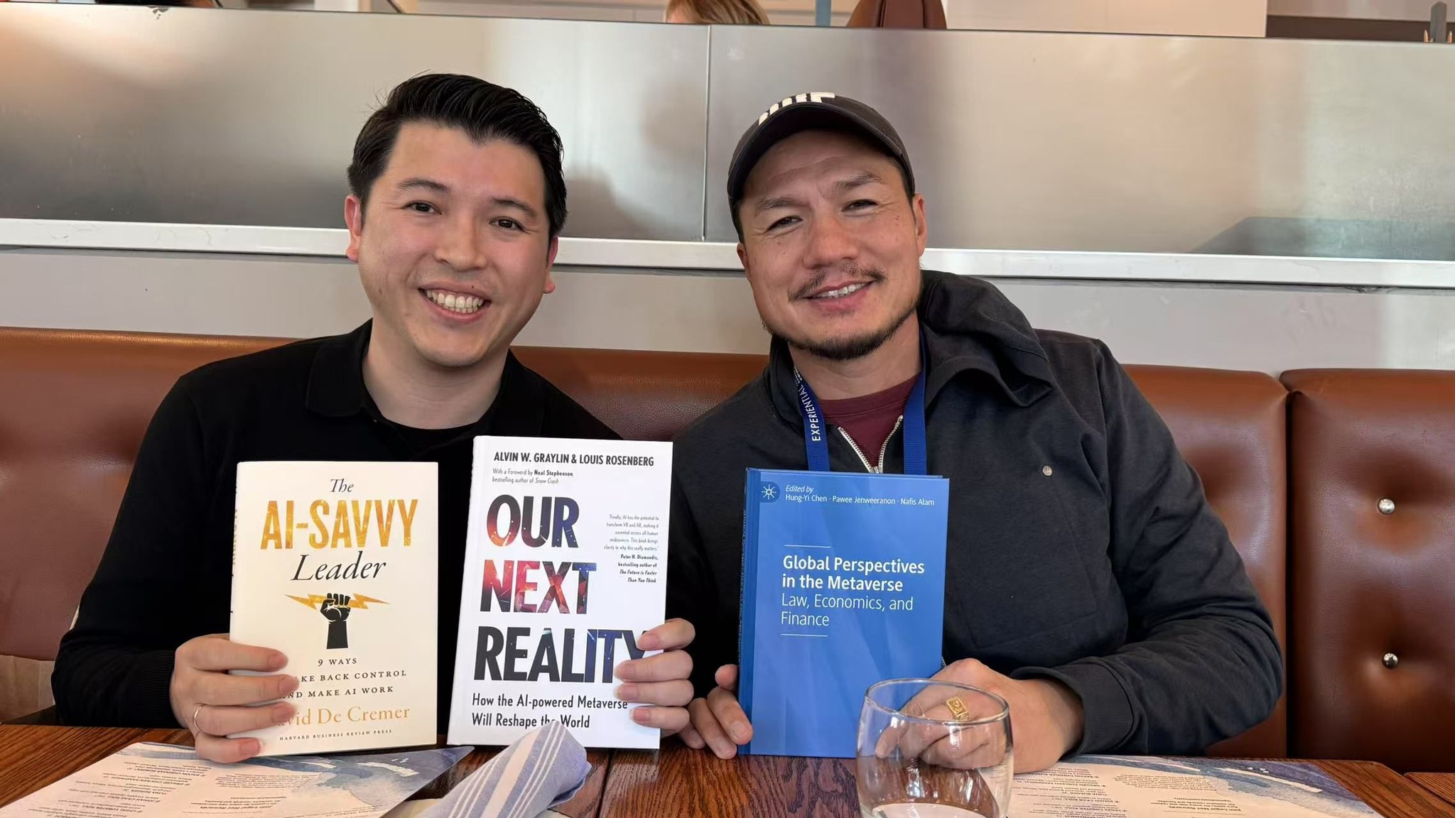 創辦人與HTC副總裁互相贈書